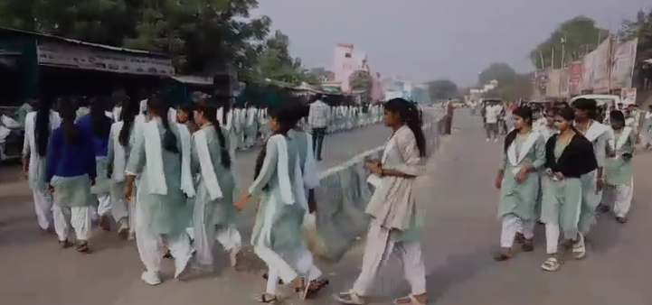 Ekta Sandesh Yatra took place in Mahoba on the 150th birth anniversary of Sardar Patel, with a bulldozer showering flowers.