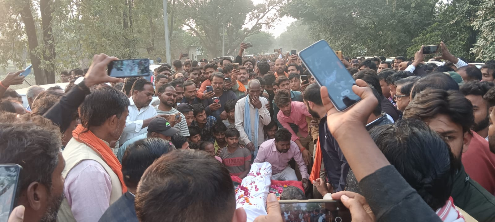 बाराबंकी: विधायक दिनेश रावत के भाई की सड़क हादसे में दर्दनाक मौत, मीरापुर में उमड़ा जनसैलाब