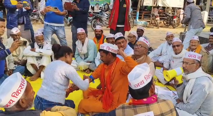 महोबा में किसानों का अर्द्धनग्न प्रदर्शन: खून से लिखा खत भेज CM योगी से फसल बीमा घोटाले की CBI–SIT जांच की मांग