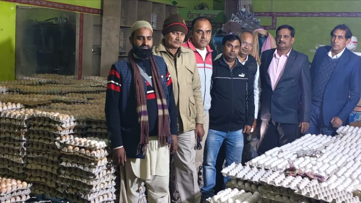A factory selling desi eggs was busted in Moradabad: Eggs were made with artificial coloring, one lakh rupees were seized. The Food Safety Department busted a factory in Moradabad that was manufacturing desi eggs with artificial coloring.