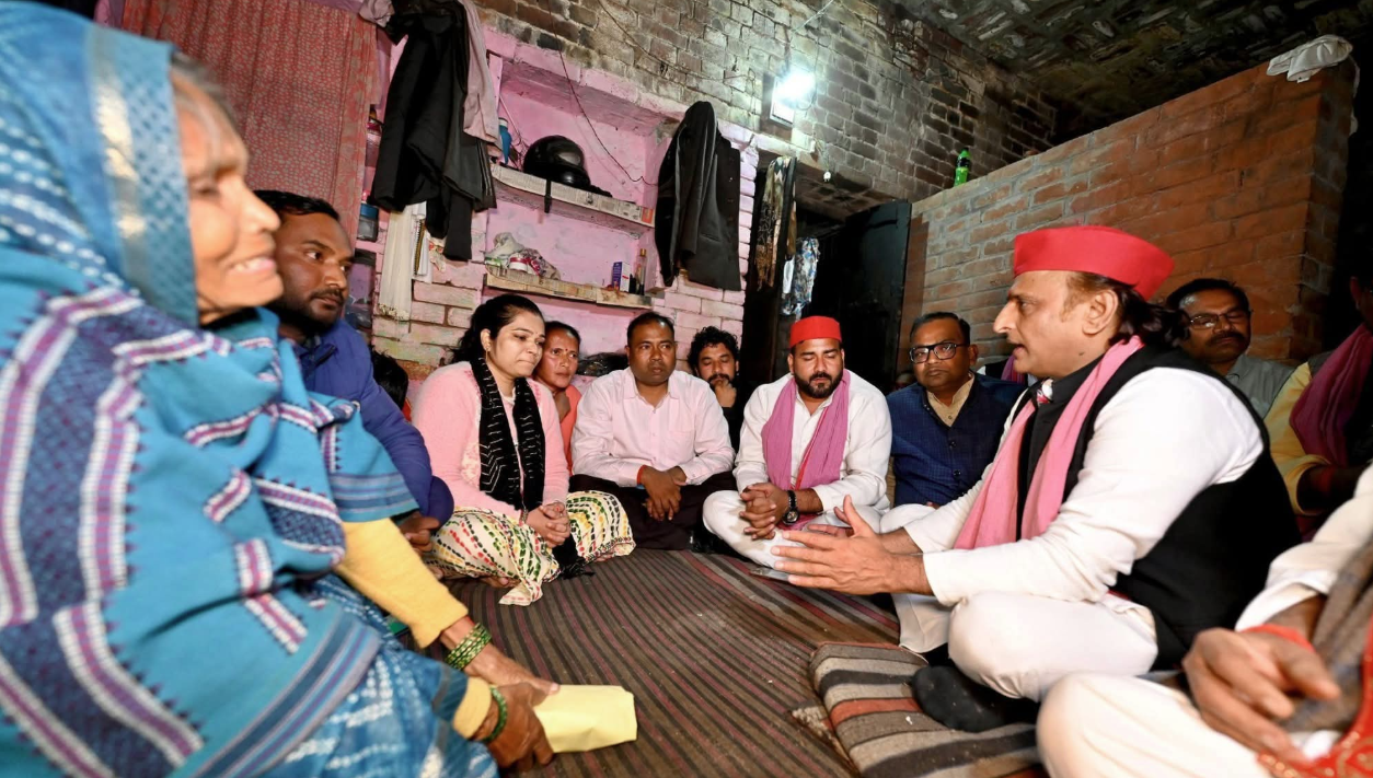 UP: अखिलेश यादव ने लेखपाल सुधीर के परिवार को दिए 2 लाख, बोले—“BLO की मौतों पर सरकार जवाब दे”; शादी से एक दिन पहले की थी सुसाइड