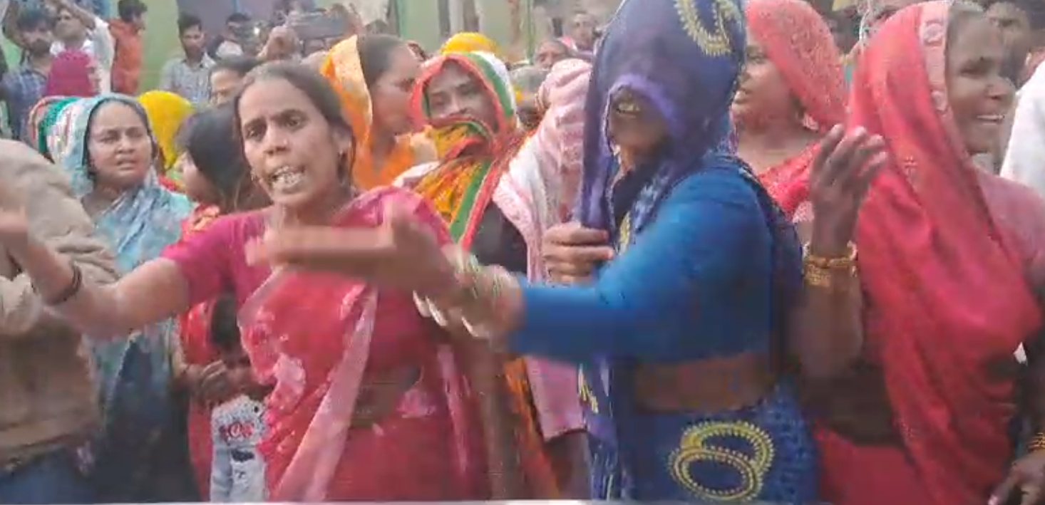 ओरैया: युवक का शव गांव पहुंचते ही बवाल, परिजनों ने दूसरी पत्नी पर हत्या का आरोप लगाया—शव रखकर जाम, पुलिस ने वर्षा को लिया हिरासत में