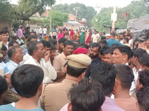 कानपुर देहात सड़क हादसा: पांच वर्षीय मासूम सार्थक की मौत से गांव में बवाल, ग्रामीणों ने लगाया जाम