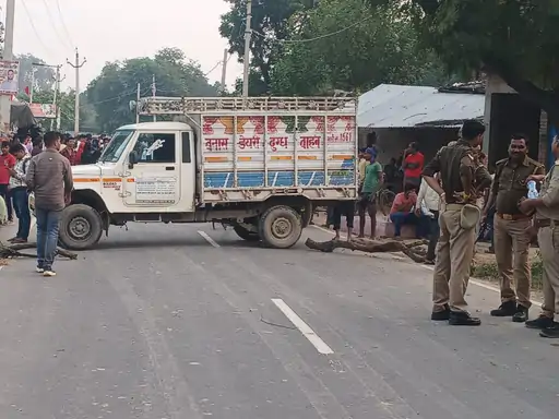 कानपुर देहात सड़क हादसा: पांच वर्षीय मासूम सार्थक की मौत से गांव में बवाल, ग्रामीणों ने लगाया जाम 3 image 42 2