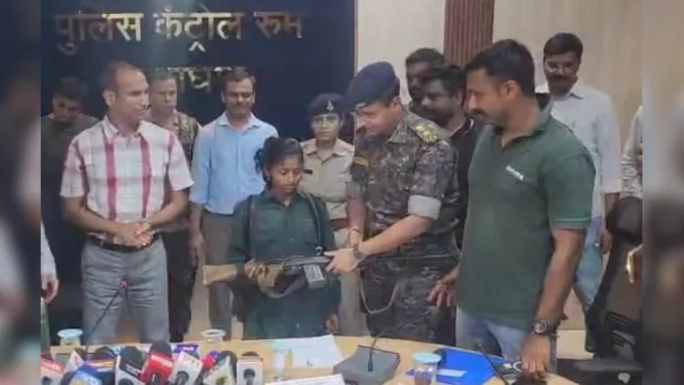 मध्य प्रदेश -बालाघाट में 14 लाख की ईनामी नक्सली ने किया आत्मसमर्पण, हाथ में थी INSAS राइफल 2 image 49 1