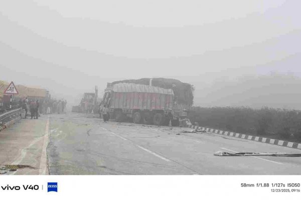 amethi-road-accident-dense-fog-lucknow-varanasi-highway