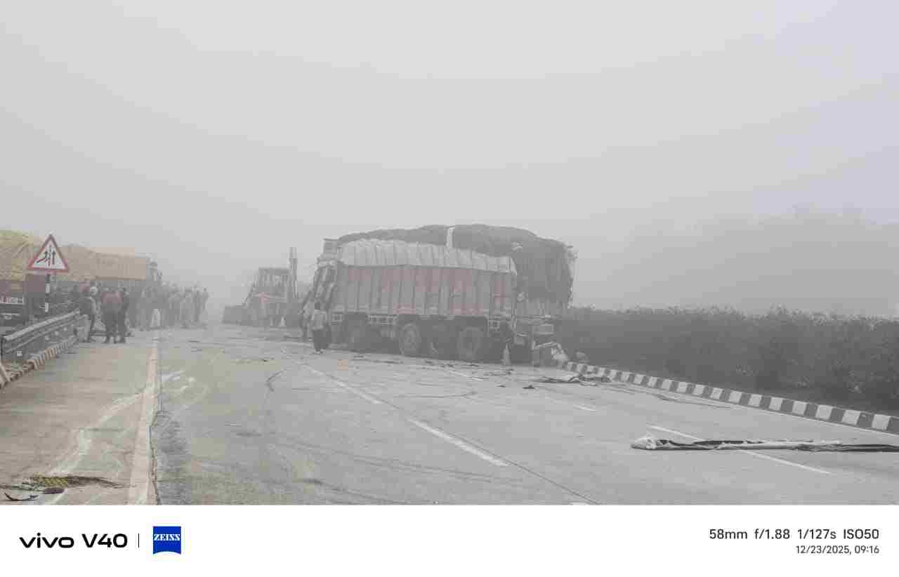 amethi-road-accident-dense-fog-lucknow-varanasi-highway