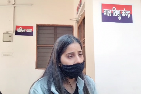 meerut-kachahri-me-yuvati-se-marpeet-ex-lover-wife