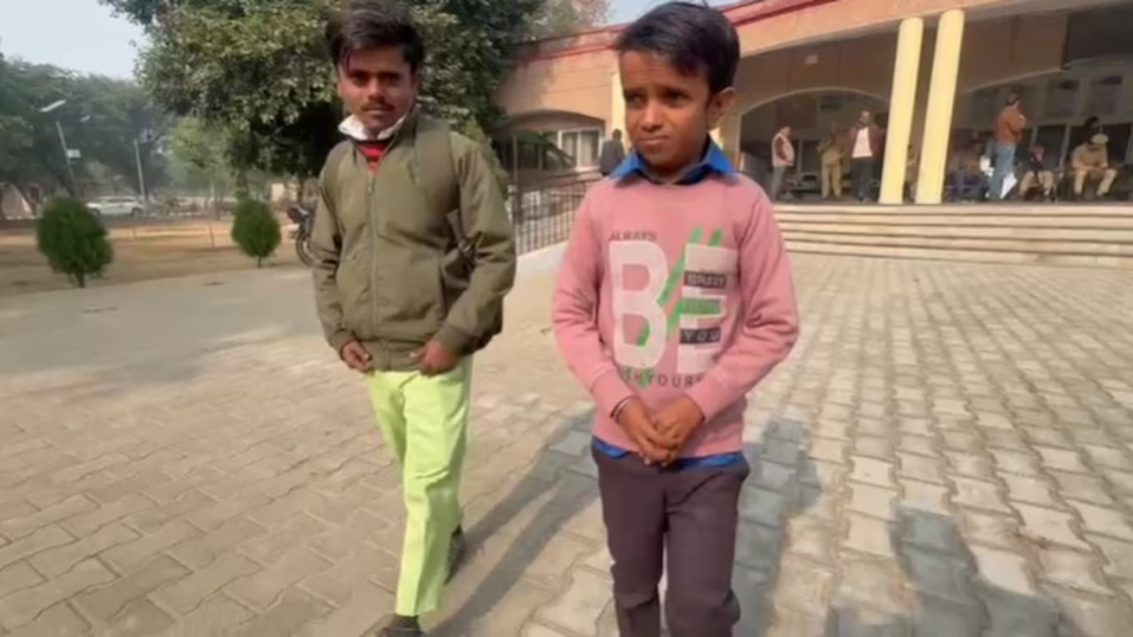 अमरोहा के दो शिक्षित लेकिन बौने कद वाले भाई बेरोज़गारी से जूझ रहे, गरीबी ने बढ़ाई मुश्किलें 2 image 115 1