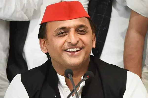 अखिलेश यादव के ऐलान से यूपी की सियासत गरमाई: महिलाओं को 40 हजार सालाना देने की घोषणा पर जहां बीजेपी में हलचल, वहीं महिलाओं में दिखी खुशी