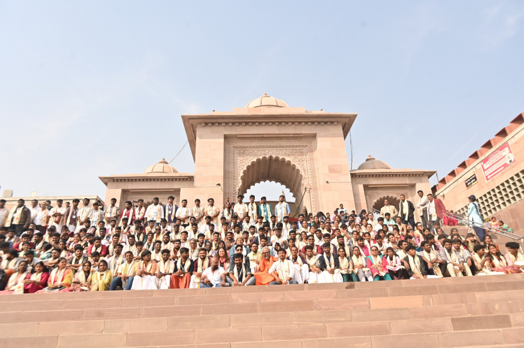 काशी तमिल संगमम् का पहला समूह काशी विश्वनाथ धाम पहुँचा, भव्य स्वागत के बीच किया दर्शन-पूजन 2 image 12 1