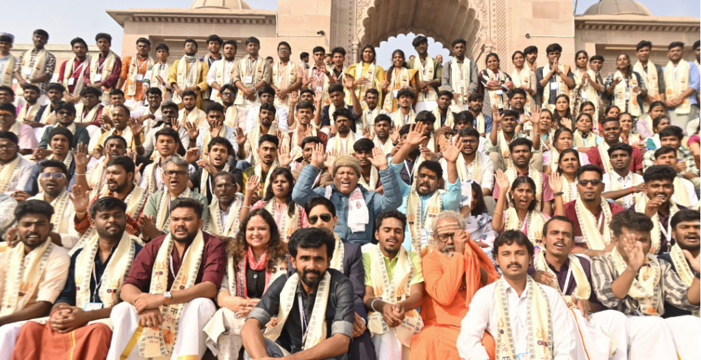 काशी तमिल संगमम् का पहला समूह काशी विश्वनाथ धाम पहुँचा, भव्य स्वागत के बीच किया दर्शन-पूजन 3 image 13 2