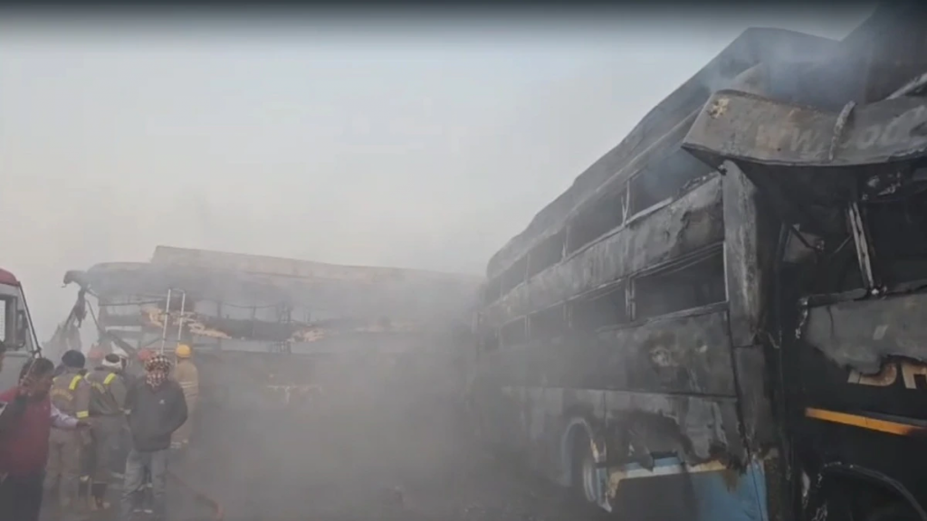 Delhi-Agra Expressway : दिल्ली-आगरा एक्सप्रेस वे पर बड़ा हादसा कई बसों में लगी आग ,8 बसें और 3 कारें टकराईं, 4 की मौत, 25 घायल 2 image 137 1