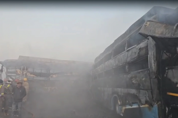 यमुना एक्सप्रेसवे पर कोहरे का कहर: 8 बसें और 3 कारें टकराईं, 4 की मौत, 25 घायल