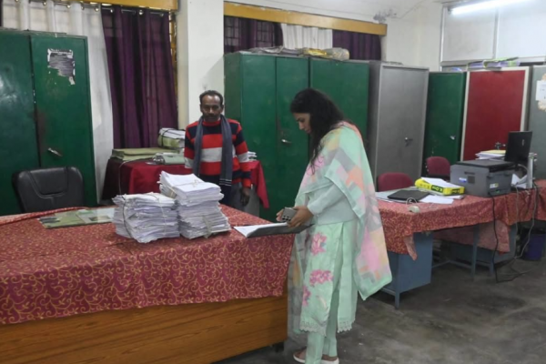 बांदा DM जे. रीभा का सख्त एक्शन: गैरहाजिर अधिकारियों, शिक्षकों और मेडिकल स्टाफ का वेतन रोका