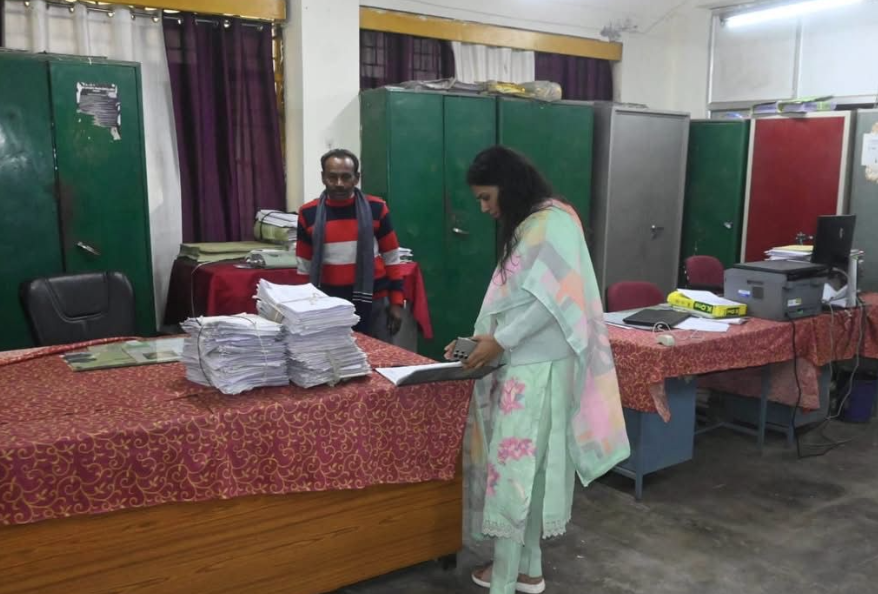 बांदा DM जे. रीभा का सख्त एक्शन: गैरहाजिर अधिकारियों, शिक्षकों और मेडिकल स्टाफ का वेतन रोका 2 image 145 1