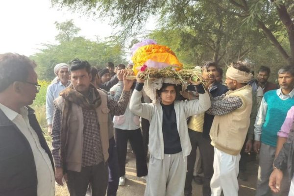 kannauj-four-daughters-shoulder-fathers-bier-heart-attack