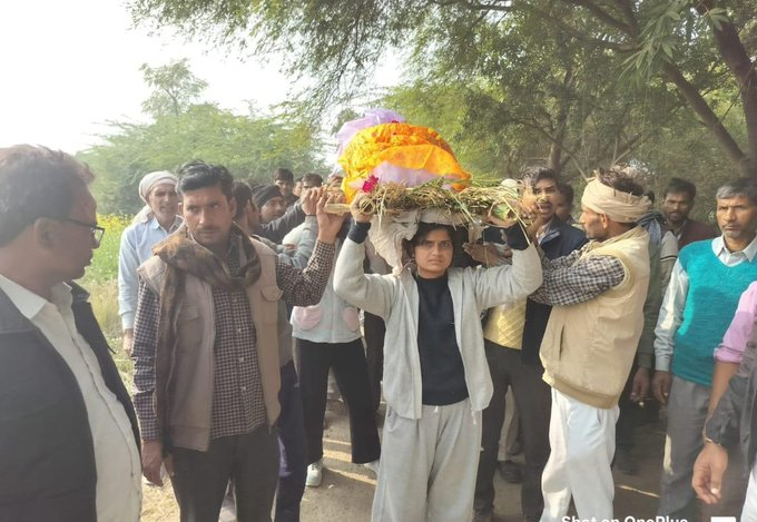कन्नौज : चार बेटियों ने पिता की अर्थी को दिया कंधा, पेश की समाज को मिसाल 2 image 158 1