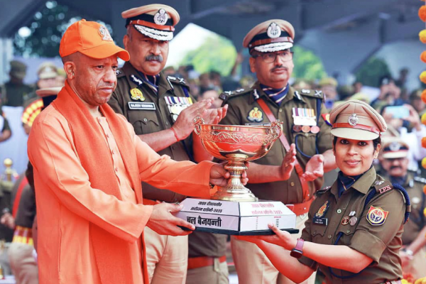 IPS चारू निगम को CM योगी ने किया सम्मानित, 47वीं वाहिनी PAC गाजियाबाद बनी यूपी की सर्वश्रेष्ठ