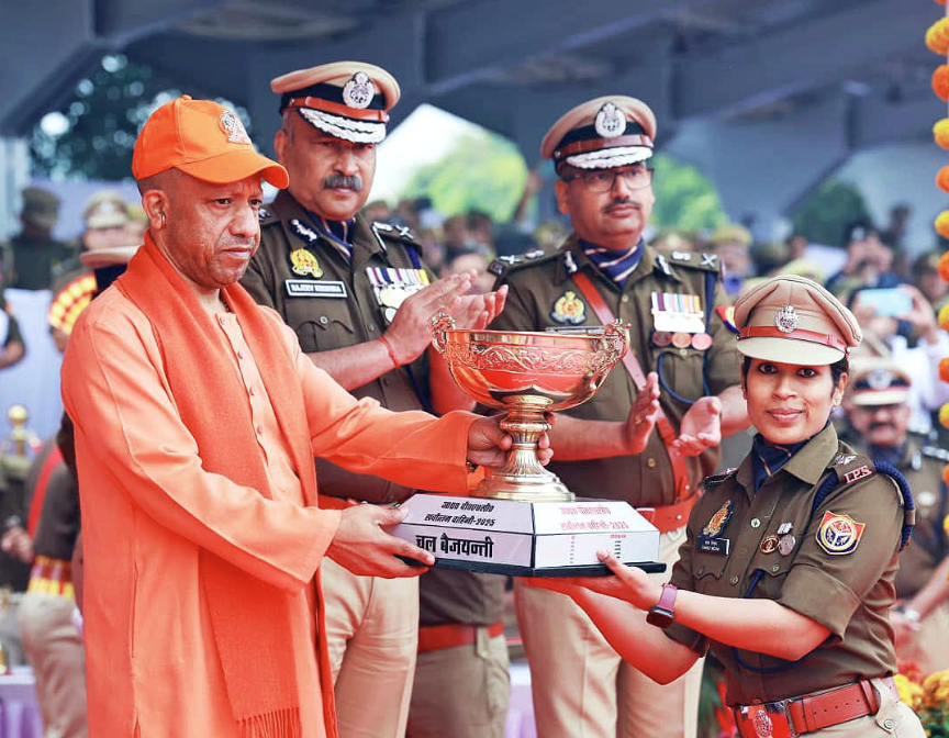 IPS चारू निगम को CM योगी ने किया सम्मानित, 47वीं वाहिनी PAC गाजियाबाद बनी यूपी की सर्वश्रेष्ठ 2 image 166 1