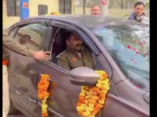 UP Police Viral News: बुलंदशहर में दरोगा की भव्य विदाई, फूलों से सजी चौकी का वीडियो वायरल