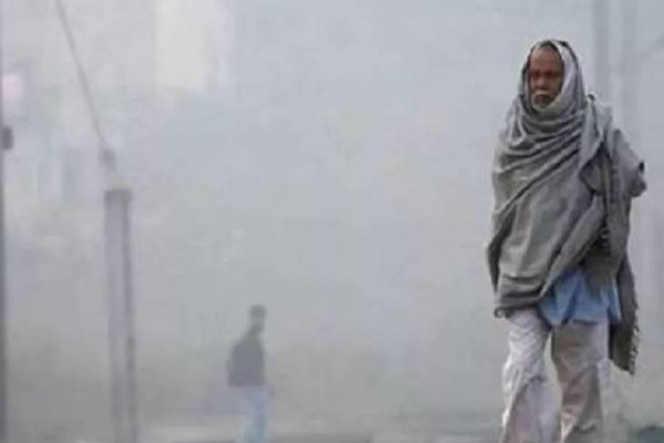 कड़ाके की ठंड के बावजूद आस्था अडिग, शीतलहर में भी लोग कर रहे हैं गंगा स्नान