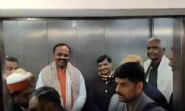 keshav-maurya-shivpal-yadav-same-lift-vidhan-sabha