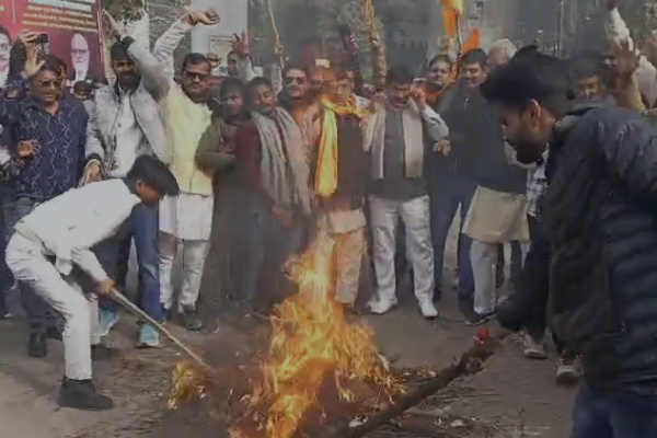 बांदा में VHP–बजरंग दल का प्रदर्शन, बांग्लादेशी जिहादी संगठन का पुतला दहन