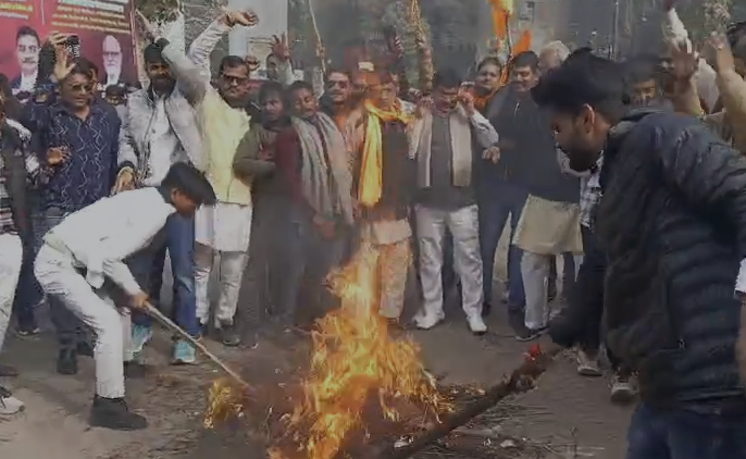 बांदा में VHP–बजरंग दल का प्रदर्शन, बांग्लादेशी जिहादी संगठन का पुतला दहन 3 image 226 2