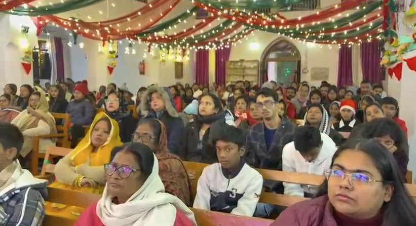 फर्रुखाबाद में आधी रात क्रिसमस का जश्न, मसीह समाज ने मनाया प्रभु यीशु का जन्मोत्सव 2 image 232 1