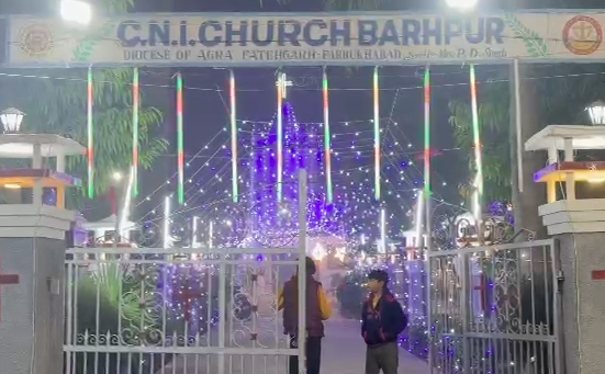 फर्रुखाबाद में आधी रात क्रिसमस का जश्न, मसीह समाज ने मनाया प्रभु यीशु का जन्मोत्सव 3 image 233 2