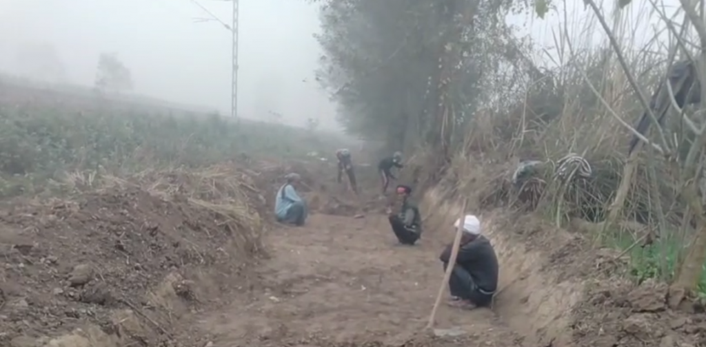 सीतापुर के परसेंडी ब्लॉक में मनरेगा भ्रष्टाचार, 5 मजदूर मौके पर 70 कागजों में 2 image 235 1