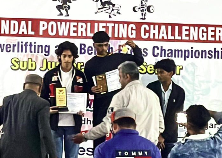 कानपुर में मंडलीय पावरलिफ्टिंग चैंपियनशिप: आस्तिक राजावत बने सबसे बड़े विजेता 2 image 249 1