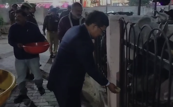 जालौन में ठंड की दस्तक, DM-SP ने शेल्टर होम और गौशालाओं की व्यवस्थाओं का निरीक्षण, निर्देश जारी 2 image 26 1