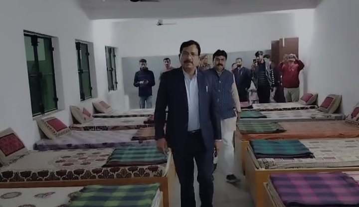 जालौन में ठंड की दस्तक, DM-SP ने शेल्टर होम और गौशालाओं की व्यवस्थाओं का निरीक्षण, निर्देश जारी 3 image 27 2