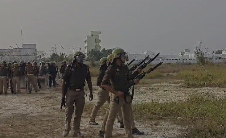 औरैया में दंगा नियंत्रण मॉक ड्रिल संपन्न, पुलिस अधीक्षक ने परखी तैयारियां 2 image 28 1