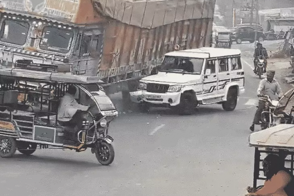 रामपुर में भीषण सड़क हादसा: लकड़ी के बुरादे से भरा ट्रक डिवाइडर से टकराकर बोलेरो पर पलटा, ड्राइवर की मौत