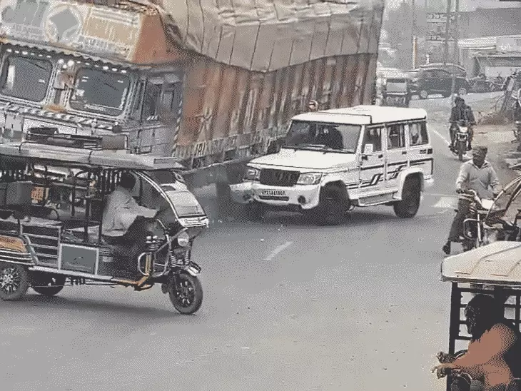 रामपुर में भीषण सड़क हादसा: लकड़ी के बुरादे से भरा ट्रक डिवाइडर से टकराकर बोलेरो पर पलटा, ड्राइवर की मौत