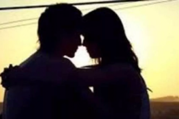 आगरा में हाई-वोल्टेज ड्रामा: पति को गर्लफ्रेंड के साथ रंगे हाथ पकड़ते ही बीच सड़क हंगामा, एक घंटे तक चला बवाल