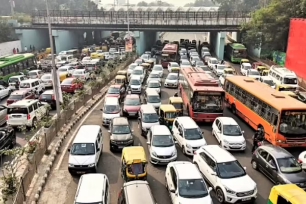 न्यू ईयर ईव से पहले दिल्ली पुलिस का सख्त अभियान, कनॉट प्लेस में ट्रैफिक डायवर्जन लागू