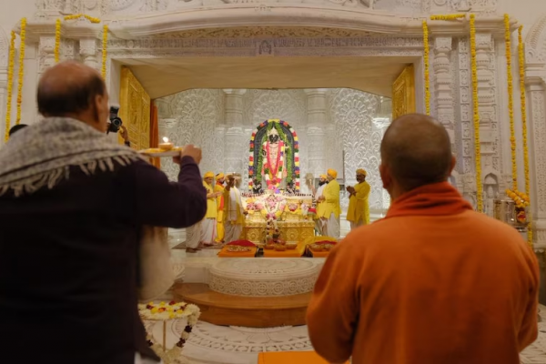 अयोध्या: प्रतिष्ठा द्वादशी पर राम जन्मभूमि में विशेष पूजा, राजनाथ सिंह और सीएम योगी ने किए रामलला के दर्शन