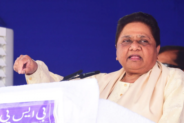 मायावती का बड़ा फैसला: अब स्मारकों पर नहीं जाएंगी, जनसभा भी की रद्द