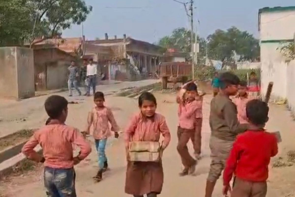 रायबरेली न्यूज, अमावां ब्लॉक स्कूल, बाल श्रम यूपी, संदी नागिन स्कूल वीडियो, प्रधानाध्यापिका प्रतिभा सिंह, रायबरेली वायरल वीडियो, यूपी शिक्षा विभाग कार्रवाई