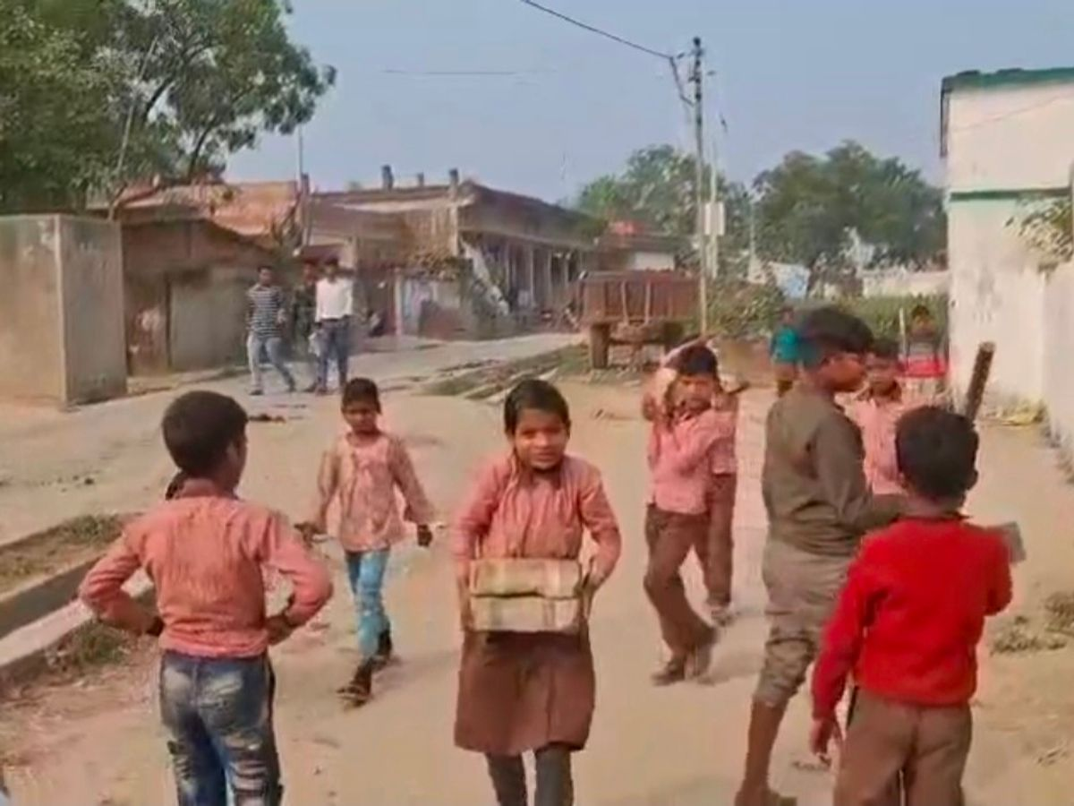 रायबरेली न्यूज, अमावां ब्लॉक स्कूल, बाल श्रम यूपी, संदी नागिन स्कूल वीडियो, प्रधानाध्यापिका प्रतिभा सिंह, रायबरेली वायरल वीडियो, यूपी शिक्षा विभाग कार्रवाई