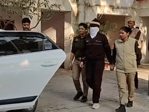 इंस्पेक्टर की मौत में महिला सिपाही गिरफ्तार:3 लाख का हार दिलवाया, 25 लाख मांग रही थी