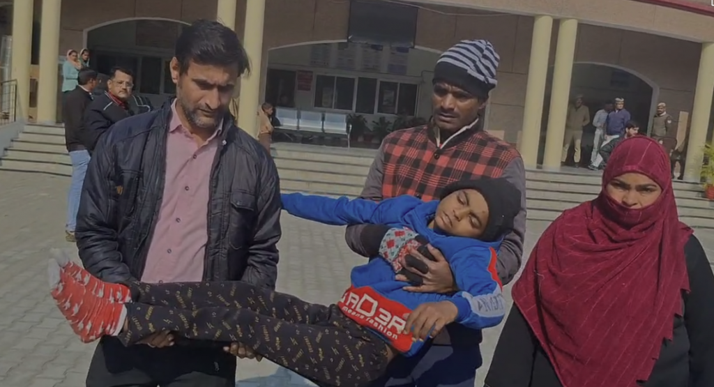 अमरोहा में सिपाही पर बच्चे को थर्ड डिग्री देने का आरोप,पर्स चोरी के शक में पकड़े गए थे बच्चे, सिपाही लाइन हाजिर 2 image 74 1