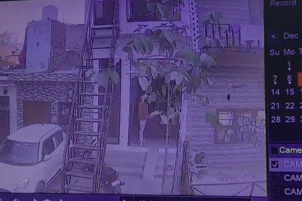 मेरठ में क्लीनिक के अंदर घुसकर डॉक्टर से मारपीट, CCTV में कैद हुई घटना