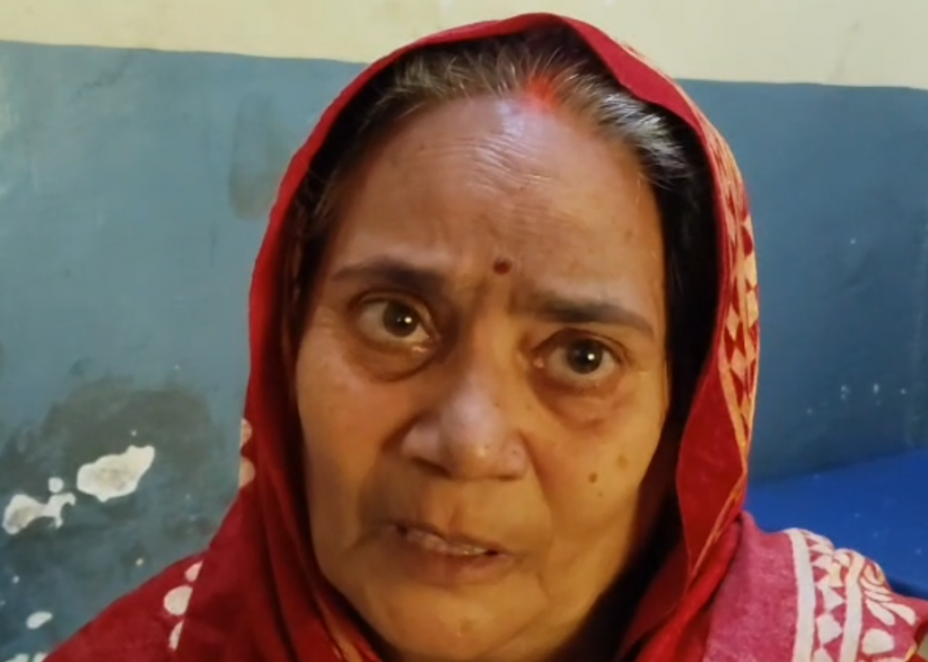 बांदा में बेटे-बहू का कहर: शिक्षक पिता पर पत्थर-डंडों से हमला 2 image 83 1