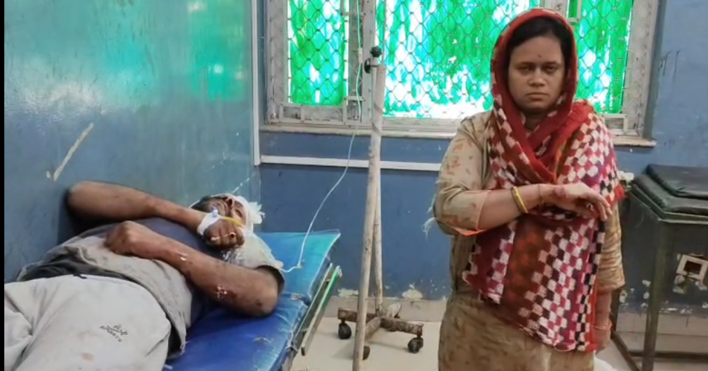 बांदा में बेटे-बहू का कहर: शिक्षक पिता पर पत्थर-डंडों से हमला 3 image 84 2