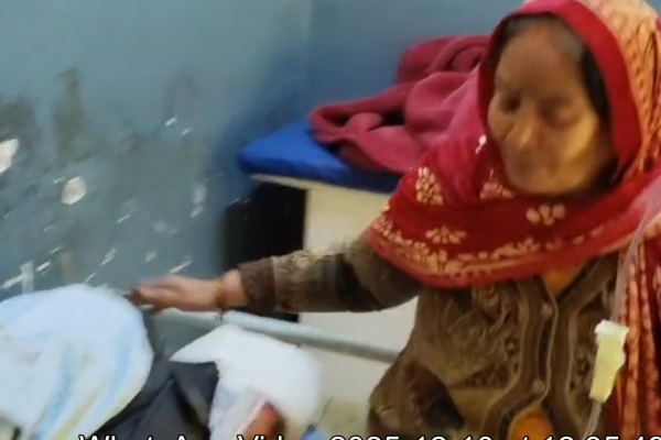 बांदा में बेटे-बहू का कहर: शिक्षक पिता पर पत्थर-डंडों से हमला, वीडियो वायरल